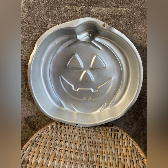 Wilton Metal Cake Pan Pumpkin - Picture 2 of 3